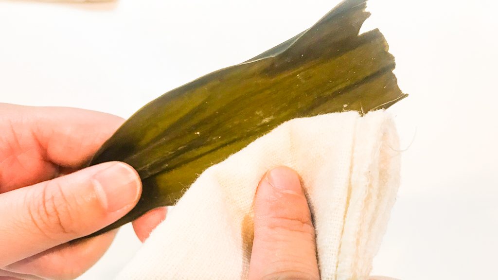昆布を優しく拭き取ります